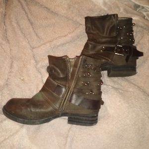 Maven size 8 leather boots.